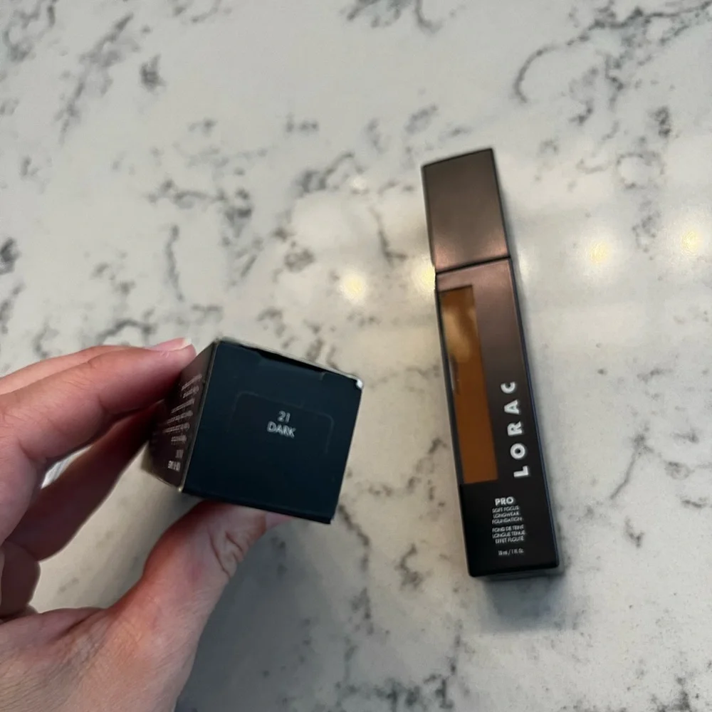 LORAC PRO Soft Focus Longwear Foundation shade 21 dark nwt